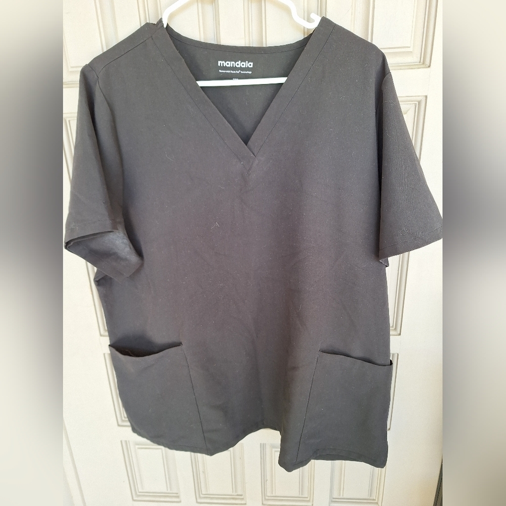 Mandala Plus Sz2XL Black V-Neck Scrub Top Nice